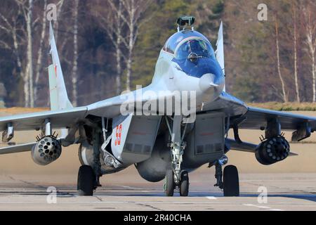 Un avion de chasse MIG-29UB de l'armée de l'air russe en ligne à Kubinka, en Russie. Banque D'Images