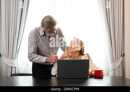 Heureux couple retraité avec style de vie bien-être, couple Senior à la maison Banque D'Images