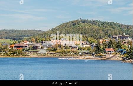 Lac et spa du même nom Schluchsee avec église St. Nicholas Banque D'Images