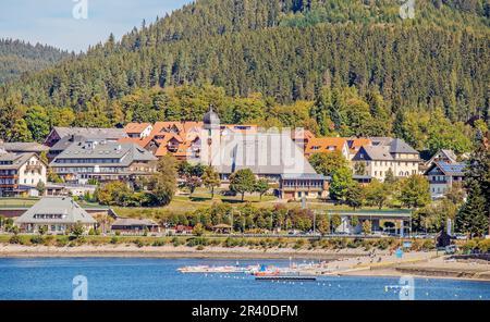 Lac et spa du même nom Schluchsee avec église St. Nicholas Banque D'Images