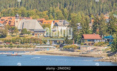 Lac et spa du même nom Schluchsee avec église St. Nicholas Banque D'Images