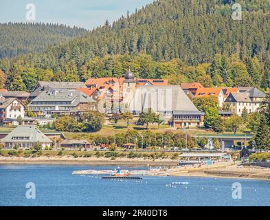 Lac et spa du même nom Schluchsee avec église St. Nicholas Banque D'Images