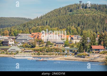 Lac et spa du même nom Schluchsee avec église St. Nicholas Banque D'Images