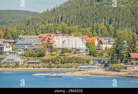 Lac et spa du même nom Schluchsee avec église St. Nicholas Banque D'Images