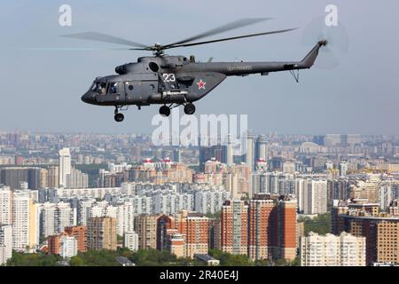 MIL mi-8AMTSh frappe et transporte un hélicoptère de l'armée de l'air russe en vol au-dessus de Moscou, Russie. Banque D'Images