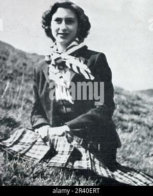 Une photo informelle et décontractée de la princesse HRH Margared, portant un kilt, sur les landes près de Balmoral, en Écosse, en août 1951, quelques mois avant la mort précoce du roi en février 1952, à peine 56 ans. La famille royale avait souvent des pique-niques sur les landes lors de la prise de vue. Cette photo a été prise par le comte de Dalkeith, qui devint plus tard le duc de Buccleuch en 9th. Écosse, Royaume-Uni Banque D'Images