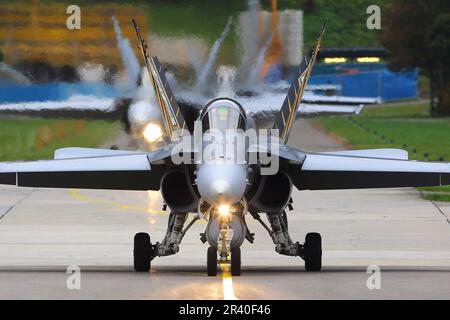 F/A-18C les avions Hornet de l'Armée de l'Air suisse qui font du roulement sur piste à Meiringen, en Suisse. Banque D'Images