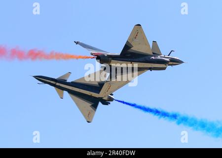 J-10A des avions de chasse de l'équipe aérienne chinoise 1 août se présentant à Kubinka, en Russie. Banque D'Images