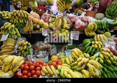 Offre écrasante de fruits et légumes dans la salle du marché Mercado de Vegueta Banque D'Images