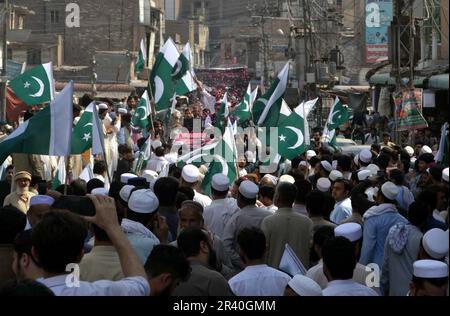 Les commerçants se rassemblent pour rendre hommage aux martyrs du Pakistan à l'occasion de la Journée des martyrs du Pakistan qui s'est tenue jeudi à Chowk Yadgar à Peshawar, 25 mai 2023. Banque D'Images