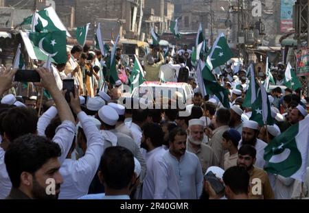 Les commerçants se rassemblent pour rendre hommage aux martyrs du Pakistan à l'occasion de la Journée des martyrs du Pakistan qui s'est tenue jeudi à Chowk Yadgar à Peshawar, 25 mai 2023. Banque D'Images