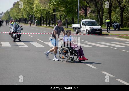 Belgrade, Serbie, 23 avril 2023 : un homme poussant un fauteuil roulant participe à une course marathon Banque D'Images