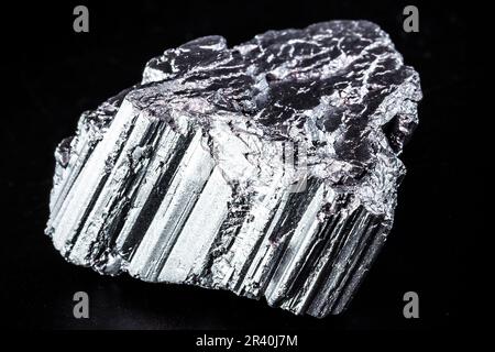 Le néodyme est un élément chimique magnétique avec le symbole ND, à l'état solide. Il fait partie du groupe des terres rares, utilisé dans l'industrie de la technologie Banque D'Images