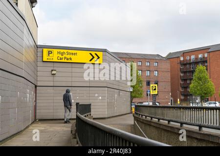 Panneau NCP High Street car Park sur le côté du bâtiment Wigford Way Lincoln City, Lincolnshire, Angleterre, Royaume-Uni Banque D'Images