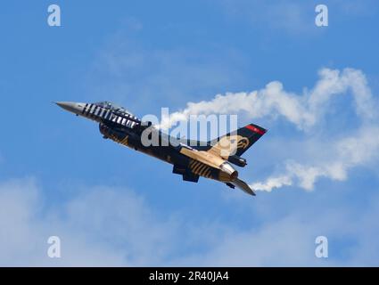 Présentation du F-16C Solo de la Force aérienne turque lors d'une démonstration aérienne à Konya, en Turquie. Banque D'Images