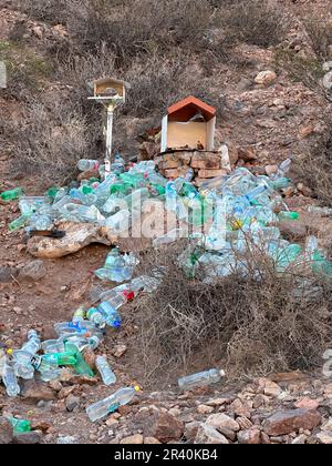 Un sanctuaire pour le légendaire saint populaire, la Difunta Correa, avec des offrandes de bouteilles d'eau le long d'une route en Argentine. La Difunta Correa est mort de Banque D'Images