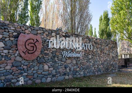 Panneau à l'entrée des vignobles de Tupungato Winelands, Gualtallary, Tupungato, province de Mendoza, Argentine. Banque D'Images