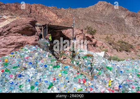 Un sanctuaire pour le légendaire saint populaire, la Difunta Correa, avec des offrandes de bouteilles d'eau le long d'une route en Argentine. La Difunta Correa est mort de Banque D'Images