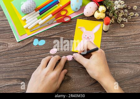 Instructions, étape 5. Carte de félicitations de Pâques avec lapin de Pâques. Fait à la main. Projet de créativité des enfants, artisanat, arc Banque D'Images