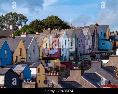 Maisons européennes multicolores le long de la rue de la petite ville irlandaise de Cobh, paysage urbain. Ciel bleu sur la ville. Maisons, ciel bleu Banque D'Images