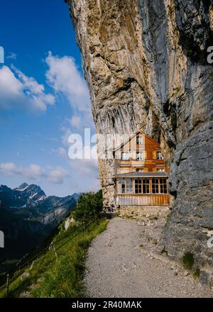 Alpes suisses et un restaurant de montagne sous la falaise d'Aescher vue de la montagne Ebenalp dans la région d'Appenzell en Suisse Banque D'Images