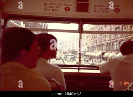 Une impression numérisée a été prise par 1984 passagers à bord d'un bus Routemaster à impériale à Londres, au Royaume-Uni, alors qu'il passait devant le grand magasin Harrod de Knightsbridge Banque D'Images
