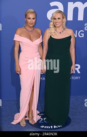 Ramona Agrama (à gauche) et Rebel Wilson assistent au Gala de l'amfAR lors du Festival de Cannes 76th. Date de la photo: Jeudi 25 mai 2023. Le crédit photo devrait se lire comme suit : Doug Peters/PA Wire Banque D'Images