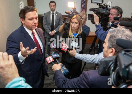 Ron DeSantis, gouverneur de la Floride, parle avec les médias au siège social de L3Harris à Melbourne, en Floride, sur 7 janvier 2020. (ÉTATS-UNIS) Banque D'Images