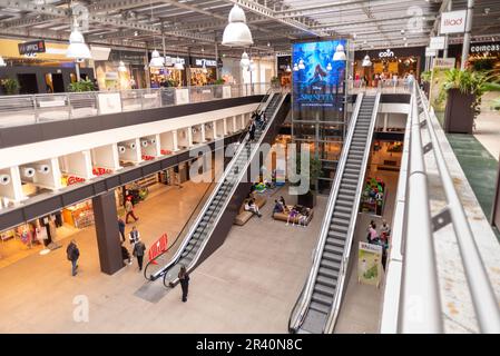 Turin, Italie - 22 mai 2023: Pavillon intérieur avec escalier roulant au centre commercial Lingotto Torino dans l'ancienne usine de Fiat rénovée Banque D'Images