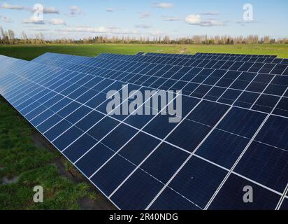 Vue aérienne des panneaux solaires de la centrale solaire. Panneaux électriques pour la production d'énergie écologique propre. Banque D'Images