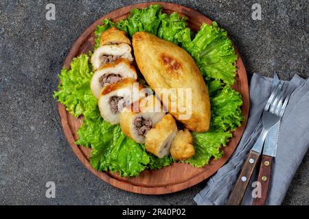 Plat traditionnel du Chili Pérou PAPA RELLENA purée de pommes de terre farcies de viande sur plaque de bois Banque D'Images
