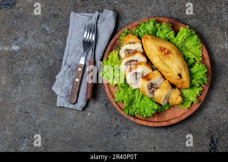 Plat traditionnel du Chili Pérou PAPA RELLENA purée de pommes de terre farcies de viande sur plaque de bois Banque D'Images