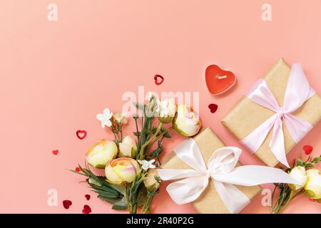Saint-Valentin, Fête des femmes, anniversaire, carte de voeux de fête des mères fond avec boîte à cadeaux faite à la main et fleur de printemps sur rose Banque D'Images