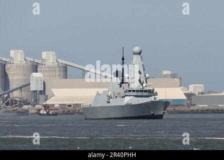 Liverpool, Royaume-Uni. 24th mai 2023. HMS Defender et la frégate Begatane de la Marine française à côté au terminal de croisière Liverpool deux des navires de guerre qui se rendent à Liverpool à l'occasion du 80th anniversaire de la bataille de l'Atlantique Banque D'Images