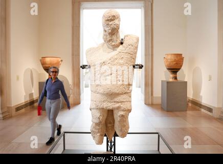 New York, États-Unis. 25th mai 2023. Les invités assistent à un aperçu de la presse pour célébrer le prêt spécial d'une statue en calcaire colossale d'un boxeur connu sous le nom de Manneddu 'large' de la Fondation Mont'e Prama située en Sardaigne, Italie, au Metropolitan Museum of Art jeudi, 25 mai 2023 à New York. Photo de John Angelillo/UPI crédit: UPI/Alay Live News Banque D'Images