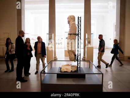 New York, États-Unis. 25th mai 2023. Les invités assistent à un aperçu de la presse pour célébrer le prêt spécial d'une statue en calcaire colossale d'un boxeur connu sous le nom de Manneddu 'large' de la Fondation Mont'e Prama située en Sardaigne, Italie, au Metropolitan Museum of Art jeudi, 25 mai 2023 à New York. Photo de John Angelillo/UPI crédit: UPI/Alay Live News Banque D'Images