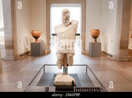 New York, États-Unis. 25th mai 2023. Les invités assistent à un aperçu de la presse pour célébrer le prêt spécial d'une statue en calcaire colossale d'un boxeur connu sous le nom de Manneddu 'large' de la Fondation Mont'e Prama située en Sardaigne, Italie, au Metropolitan Museum of Art jeudi, 25 mai 2023 à New York. Photo de John Angelillo/UPI crédit: UPI/Alay Live News Banque D'Images