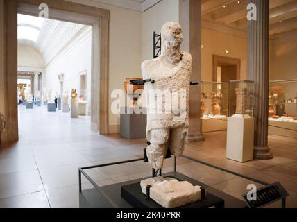 New York, États-Unis. 25th mai 2023. Les invités assistent à un aperçu de la presse pour célébrer le prêt spécial d'une statue en calcaire colossale d'un boxeur connu sous le nom de Manneddu 'large' de la Fondation Mont'e Prama située en Sardaigne, Italie, au Metropolitan Museum of Art jeudi, 25 mai 2023 à New York. Photo de John Angelillo/UPI crédit: UPI/Alay Live News Banque D'Images