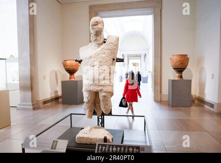 New York, États-Unis. 25th mai 2023. Les invités assistent à un aperçu de la presse pour célébrer le prêt spécial d'une statue en calcaire colossale d'un boxeur connu sous le nom de Manneddu 'large' de la Fondation Mont'e Prama située en Sardaigne, Italie, au Metropolitan Museum of Art jeudi, 25 mai 2023 à New York. Photo de John Angelillo/UPI crédit: UPI/Alay Live News Banque D'Images