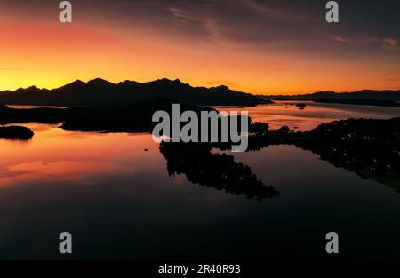 Vue au coucher du soleil sur Silhouette Andes Range pendant l'heure d'or sur le lac Nahuel Huapi à San Carlos de Bariloche, Argentine. Banque D'Images