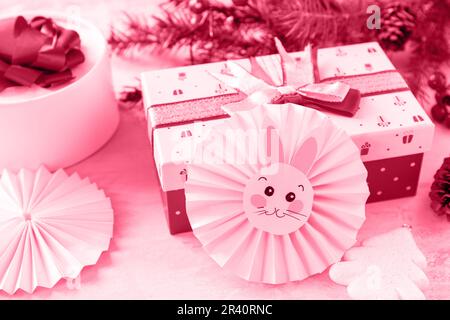 Cartes de vœux Joyeux Noël et joyeuses fêtes de la nouvelle année. Arbre de Noël, boxes cadeaux et symbole de l'année lunaire du calendrier chinois Banque D'Images