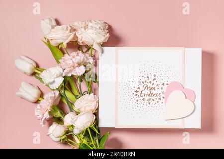 Carte de vœux de bonne Saint-Valentin, boîte-cadeau et magnifiques fleurs printanières sur fond rose clair. Saint-Valentin, Womans Day Banque D'Images