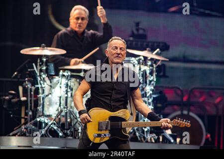 AMSTERDAM - Bruce Springsteen et le batteur Max Weinberg se produisent avec le E Street Band dans le Johan Cruijff Arena pendant une visite du stade européen le Boss. ANP PAUL BERGEN pays-bas - belgique Banque D'Images