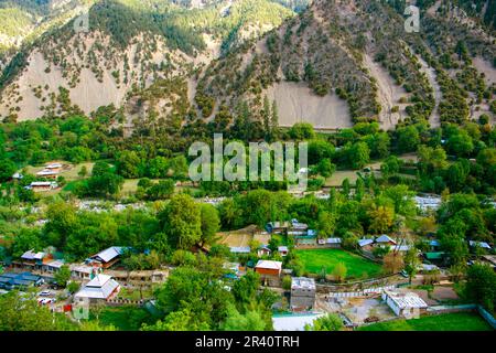 Fascinant village de la tribu de Kalasha dans la chaîne de montagnes Hindu kush Banque D'Images