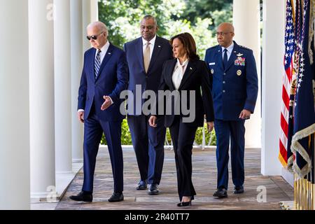 Washington, États-Unis. 25th mai 2023. LE président AMÉRICAIN Joe Biden (L), ainsi que le secrétaire à la Défense Lloyd Austin (C-L) et le vice-président Kamala Harris (C-R), se préparent à annoncer le général de l'Armée de l'Air Charles Brown (R) comme son choix pour le prochain président des chefs d'état-major interarmées dans le jardin des roses de la Maison Blanche à Washington, DC, États-Unis, 25 mai 2023. Biden a proposé à Brown de remplacer le président actuel Mark Milley, qui est en poste depuis 2019. Credit: SIPA USA/Alay Live News Banque D'Images