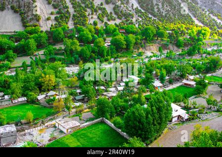 Vue aérienne d'un village dans la chaîne de montagnes Hindu kush Banque D'Images