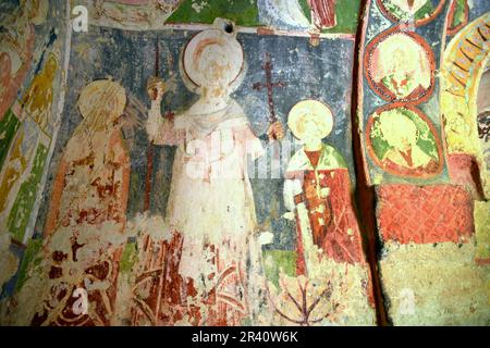 Goreme, situé entre les formations rocheuses appelées cheminées de fées, entre les vallées et les églises rocheuses. Déclaré site du patrimoine mondial de l'UNESCO Banque D'Images