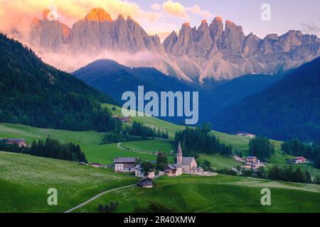 Magnifique paysage des dolomites italiennes Santa Magdalena Val Di Funes Italie Banque D'Images