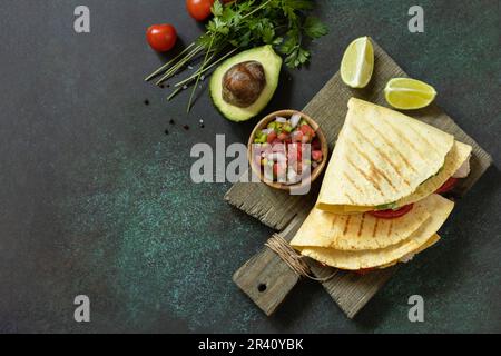 Déjeuner sain. Tortilla sandwich, wraps mexicains avec filet de poulet grillé et avocat, servi avec guacamole. Vue de dessus Banque D'Images
