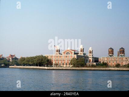 New York, États-Unis - octobre 1978 : Ellis Island, tours d'eau d'origine et cheminée d'incinérateur visibles (enlevé en 1984), vintage Banque D'Images